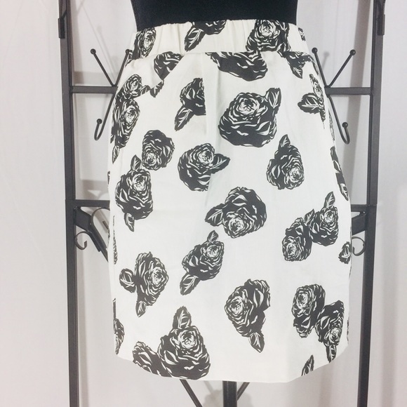 Pim + Larkin XS  white with Blk flowers mini skirt - Picture 5 of 8